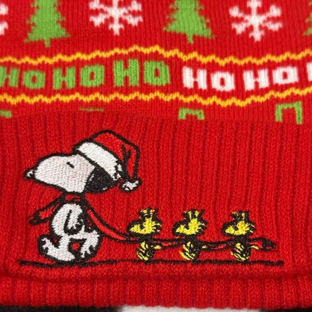Peanuts Snoopy beanie! Christmas design with Green PomPom! New, no tag